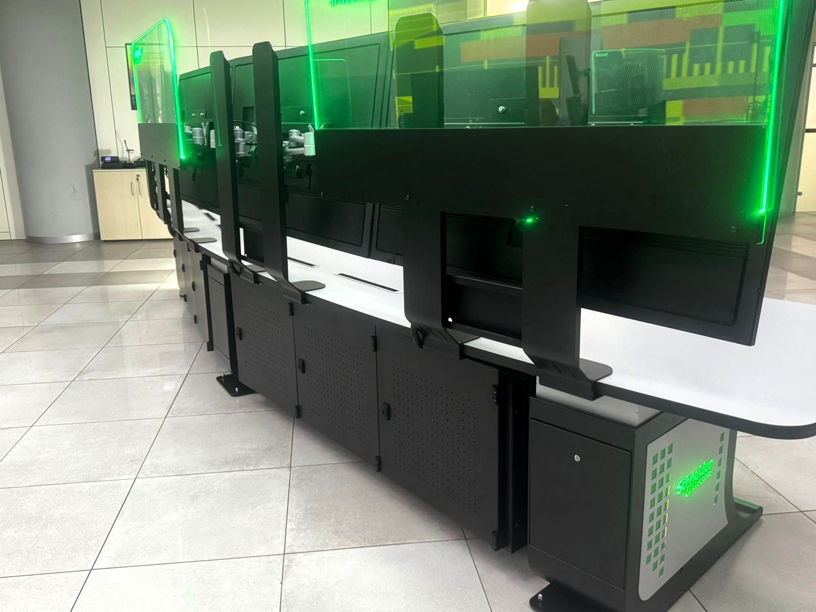 console di controllo per raffineria schneider