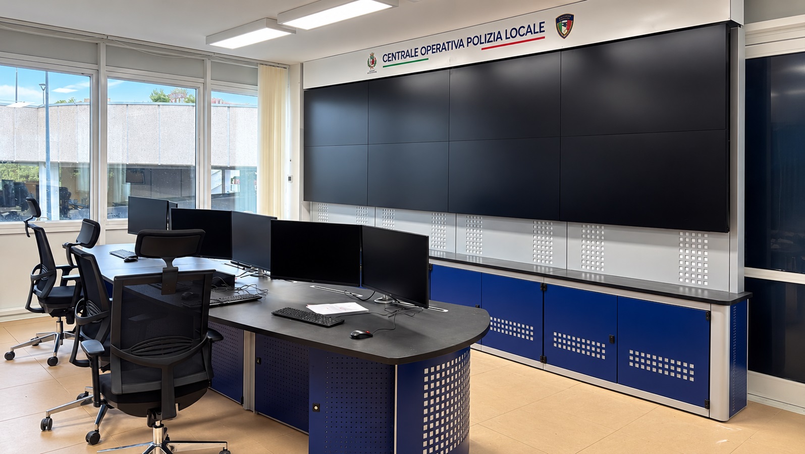 Console-Control-room-sala-operativa-polizia-bari-videowall-scrivanie-controllo
