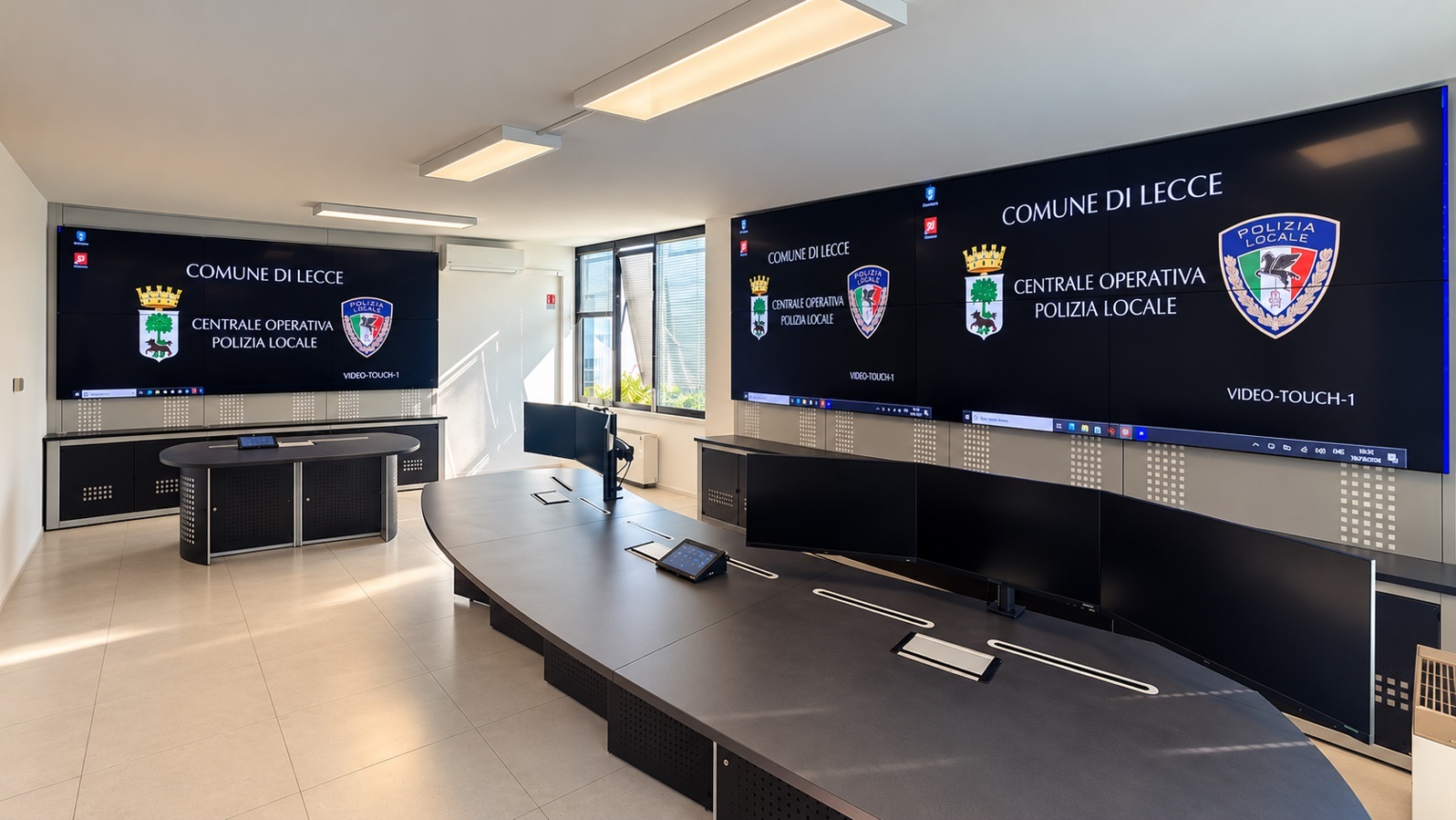 control room per la polizia locale di lecce arredi tecnici e video wall